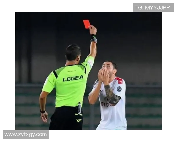 足球球星情绪失控场边突发冲动举动竟对热情粉丝挥手相向